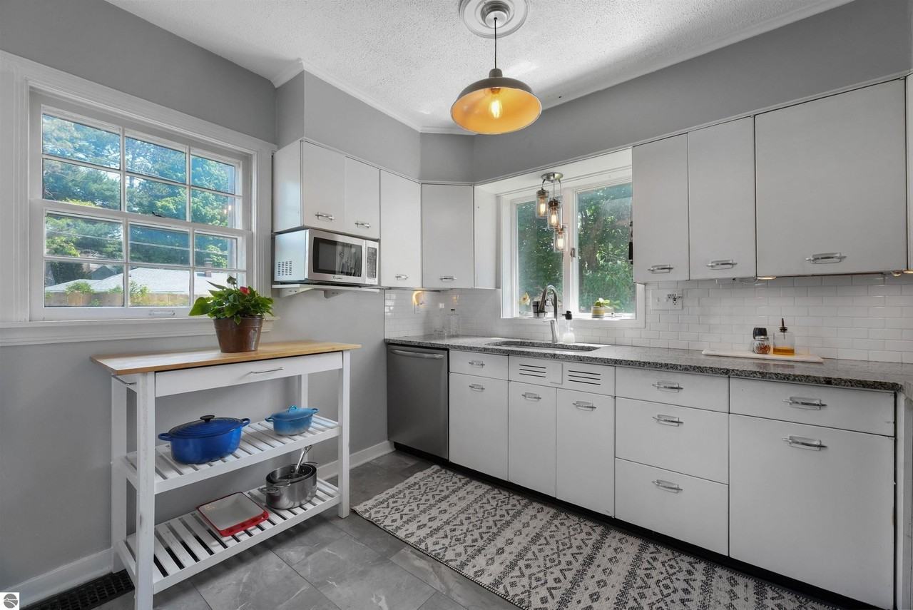 701 6th St - Photo 6 of 13