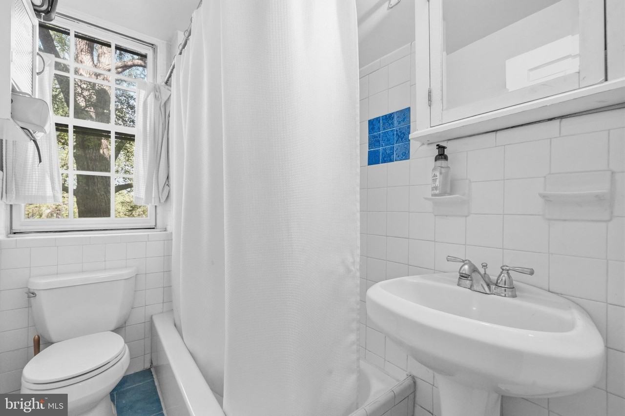 2032 Belmont Rd Nw #104 - Photo 5 of 17