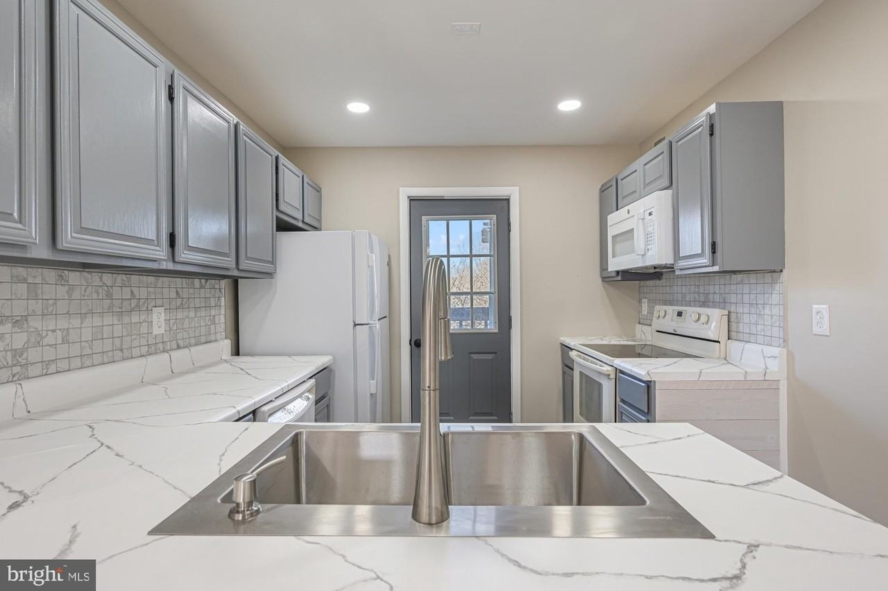 102 N Caroline Pl #201 - Photo 5 of 12