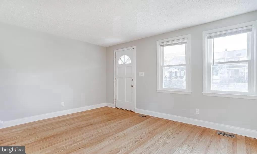 1046 Elm Rd - Photo 3 of 22