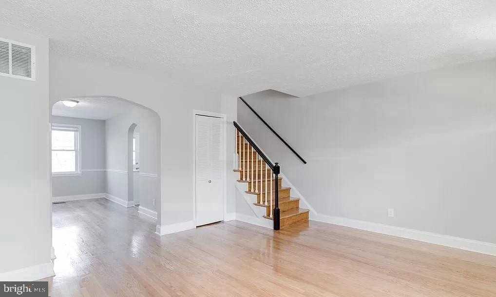 1046 Elm Rd - Photo 4 of 22