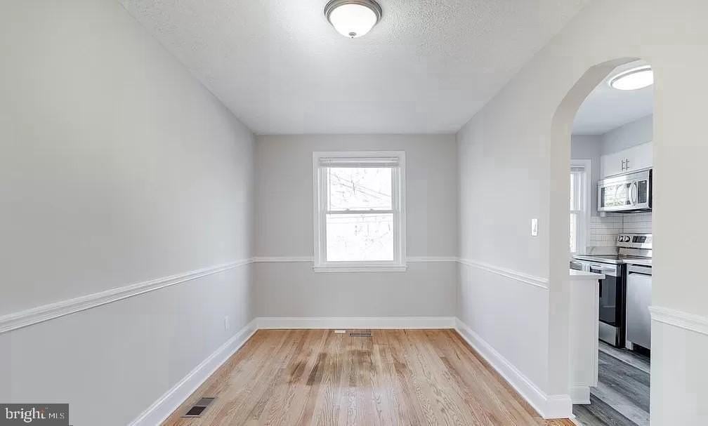1046 Elm Rd - Photo 7 of 22