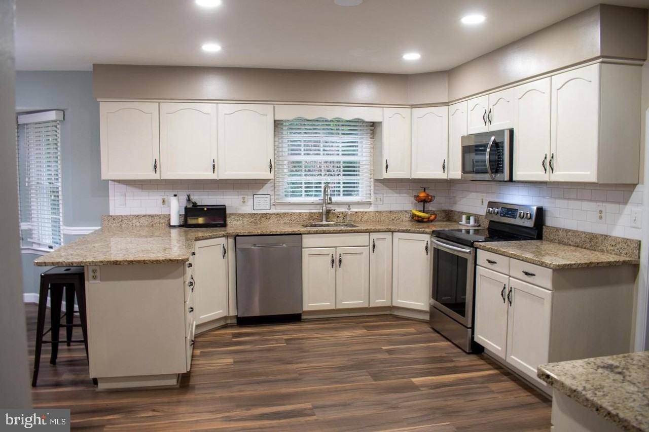 105 Westmorland Ct - Photo 3 of 30