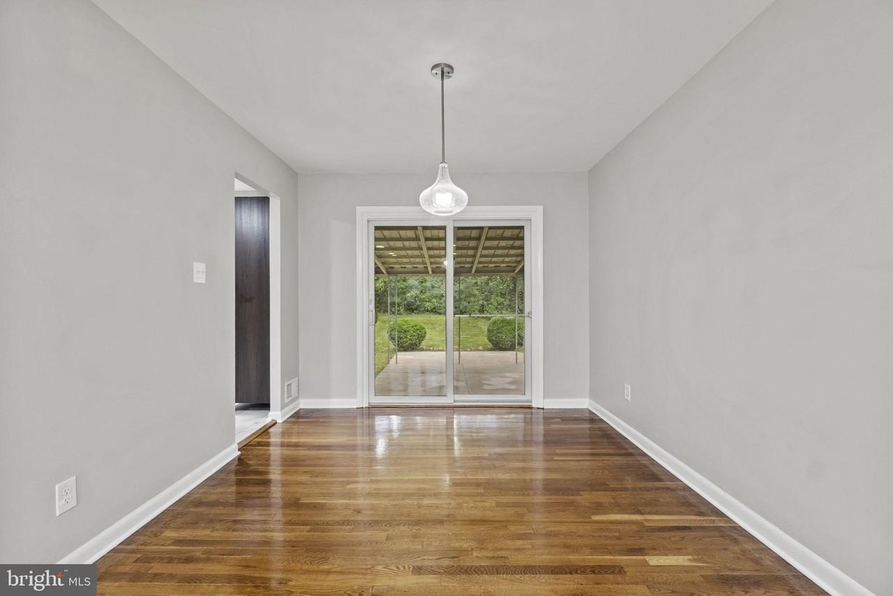 1110 Chiswell Ln - Photo 5 of 25