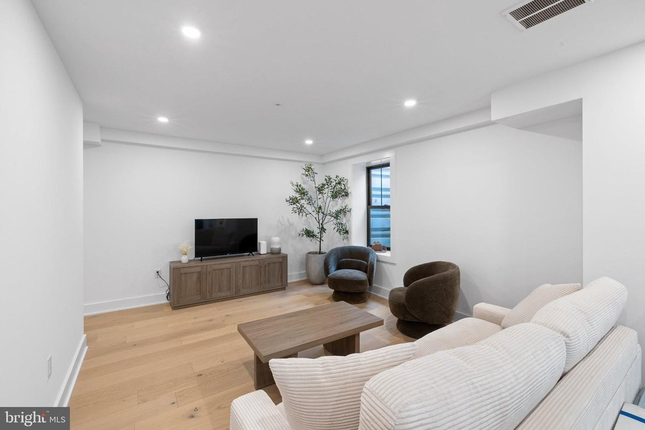 985 Henry Ave - Photo 4 of 28