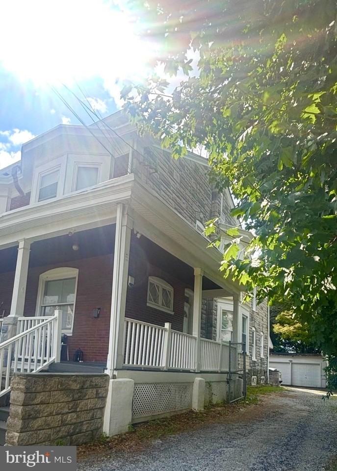 482 Martin St - Photo 3 of 34