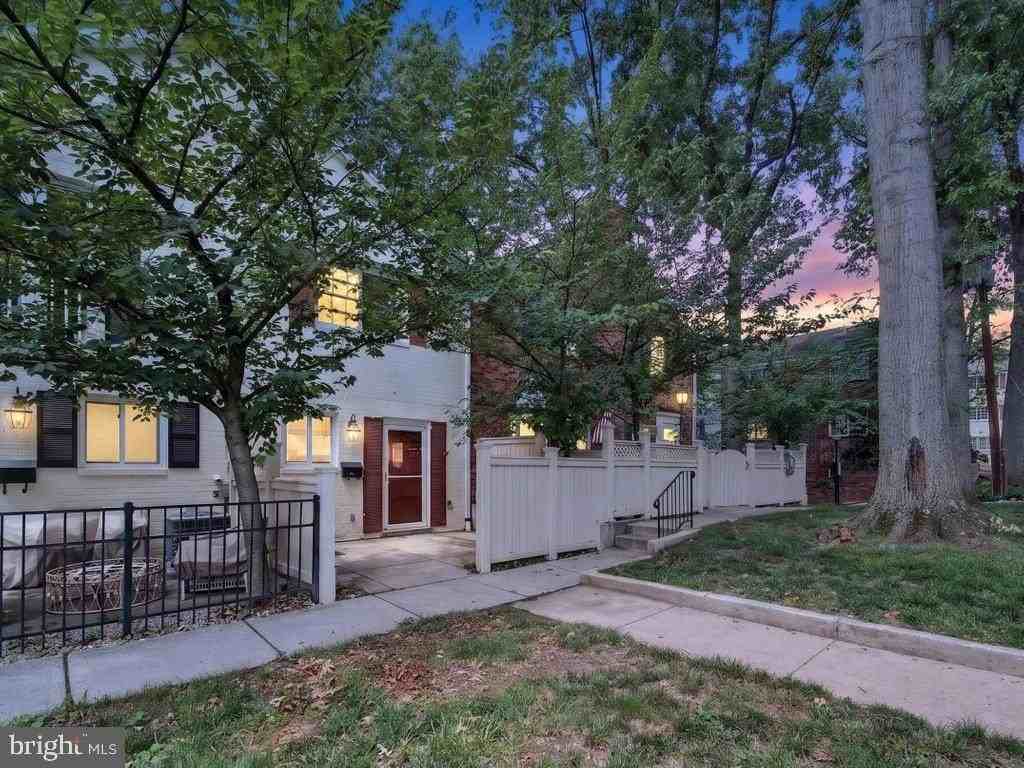 1201 N Van Dorn St - Photo 2 of 30