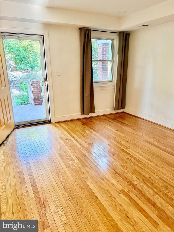 420 N Henry St - Photo 2 of 5