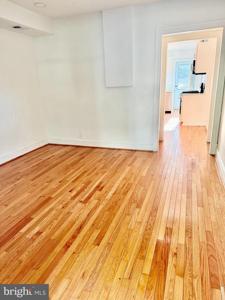 420 N Henry St - Photo 3 of 5