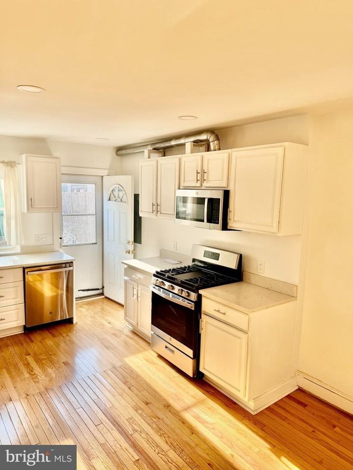 420 N Henry St - Photo 4 of 5