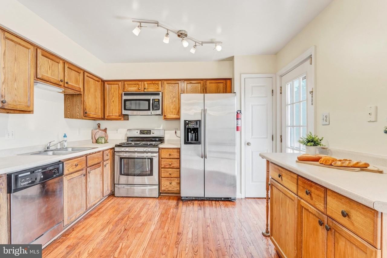 6423 Katherine Ann Ln - Photo 5 of 35