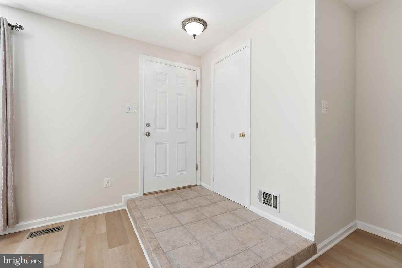 7691 Northern Oaks Ct - Photo 5 of 38