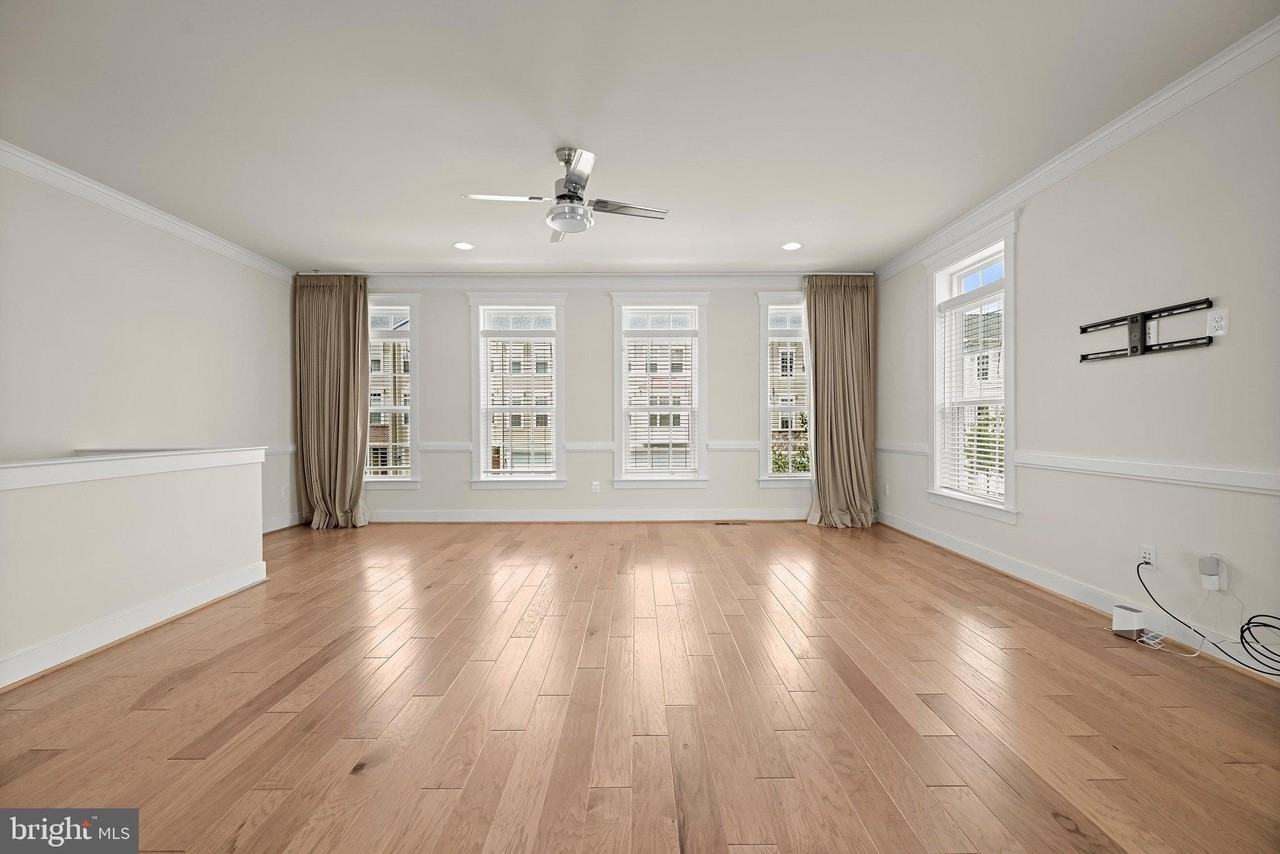 212 Upper Brook Ter - Photo 5 of 46