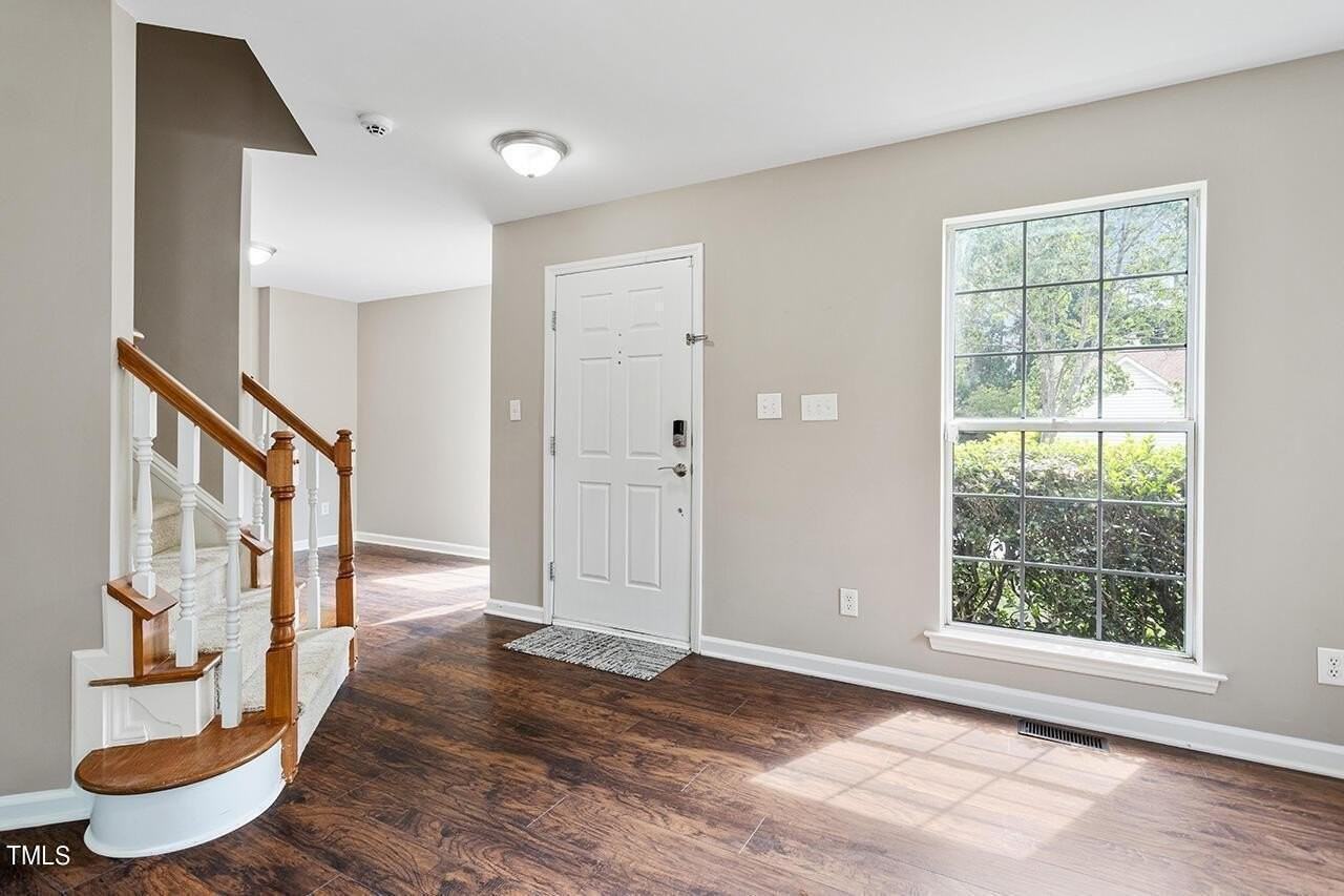 209 Trailview Dr - Photo 3 of 32