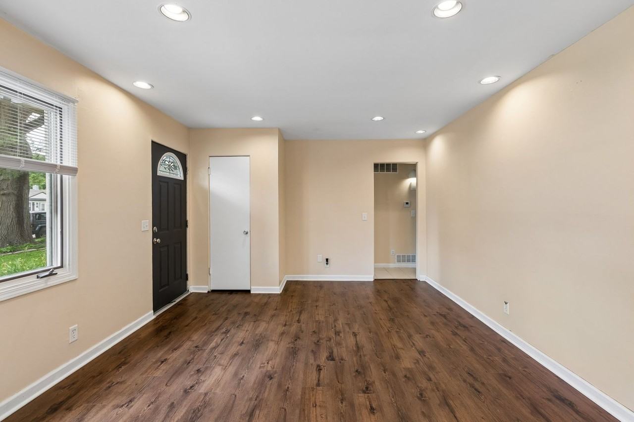 611 S 69th St - Photo 6 of 19