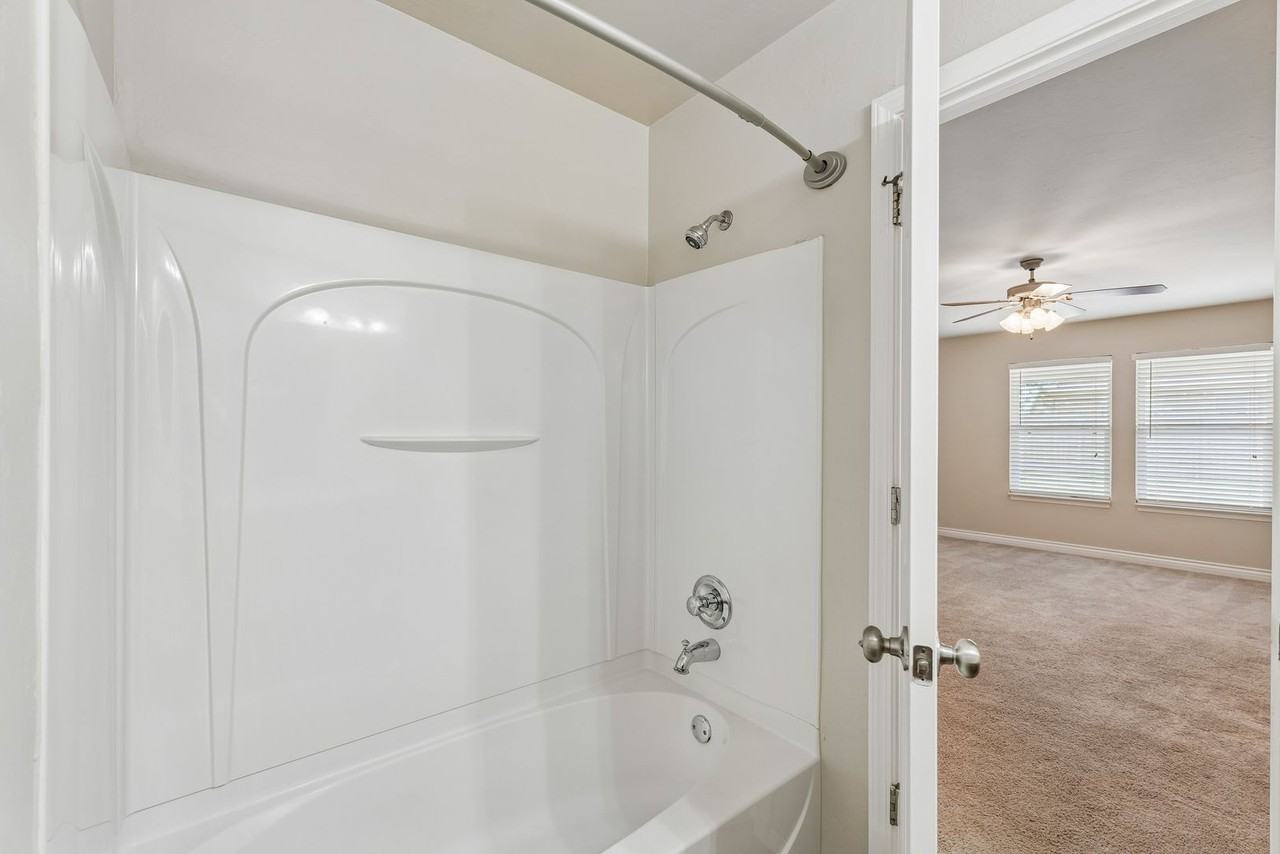 2800 Nw 184th St - Photo 5 of 38