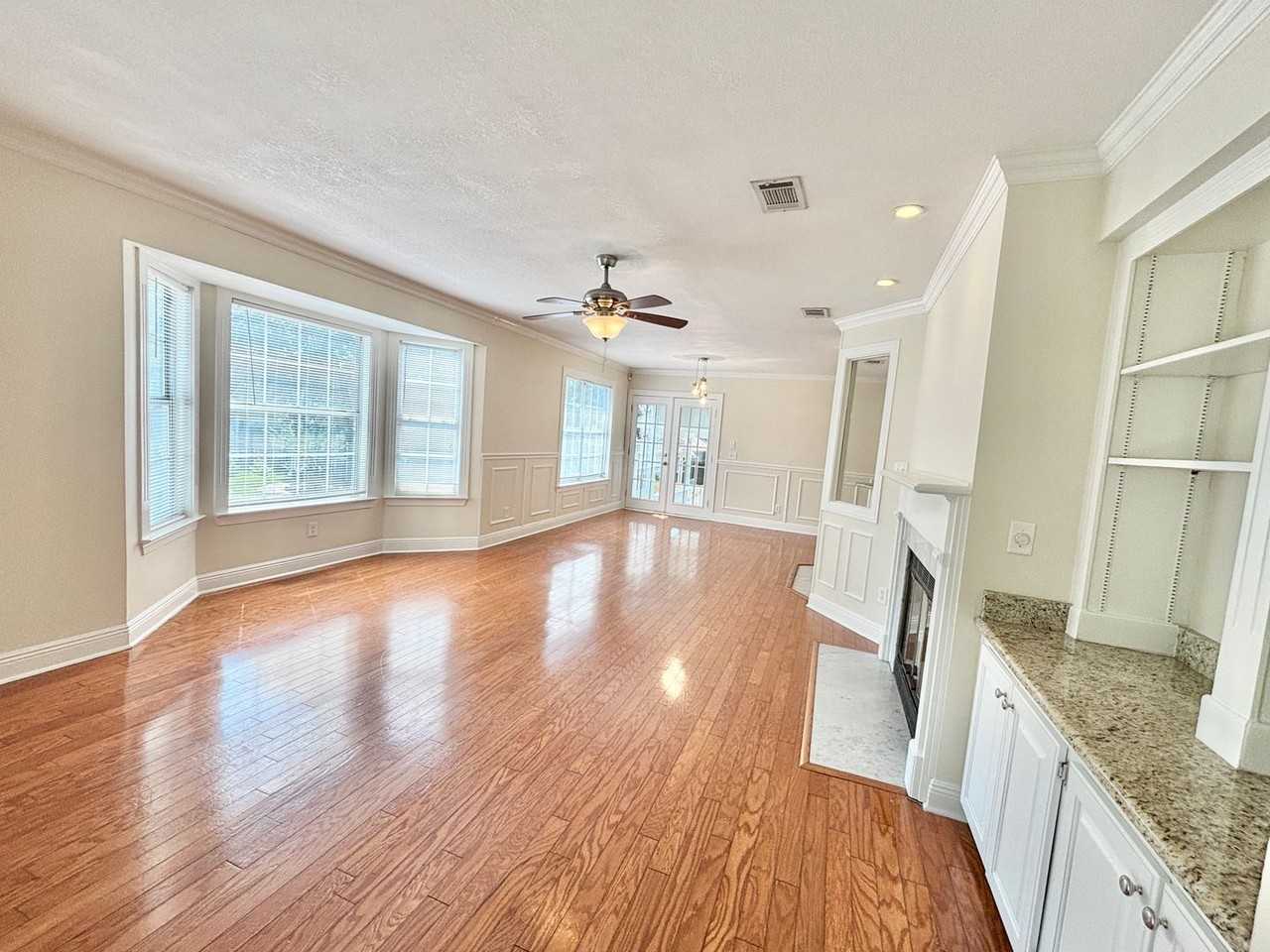 10017 Foxrun Rd - Photo 4 of 18
