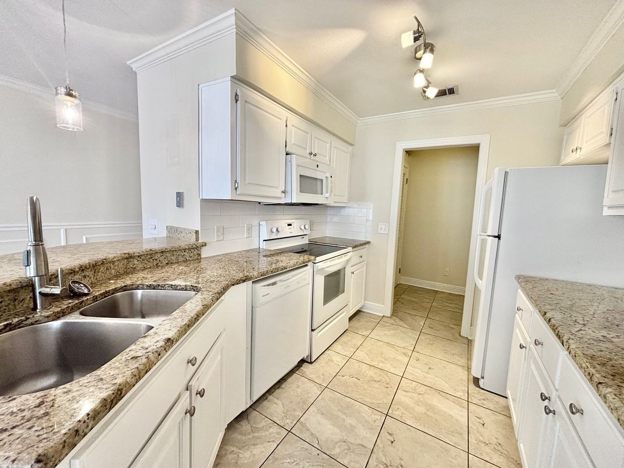 10017 Foxrun Rd - Photo 6 of 18