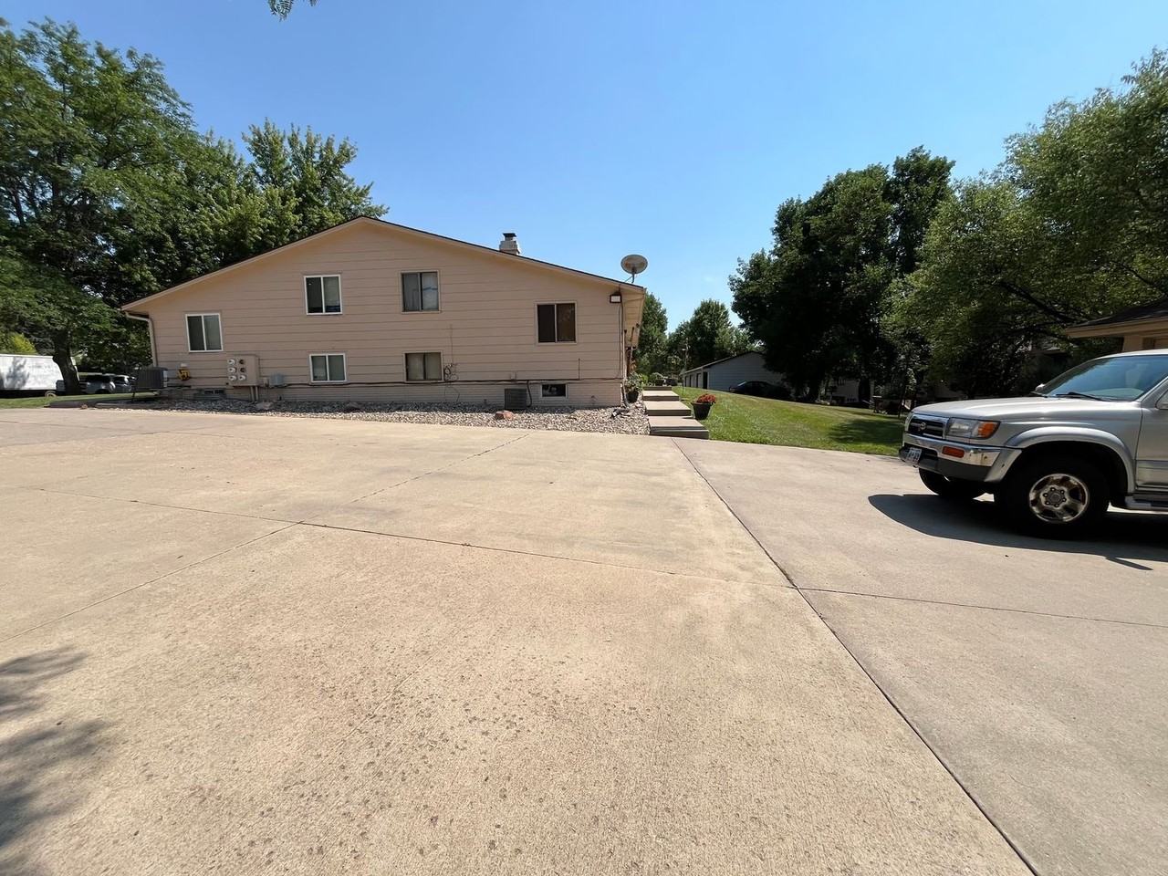 4307 S Locust Dr - Photo 2 of 24