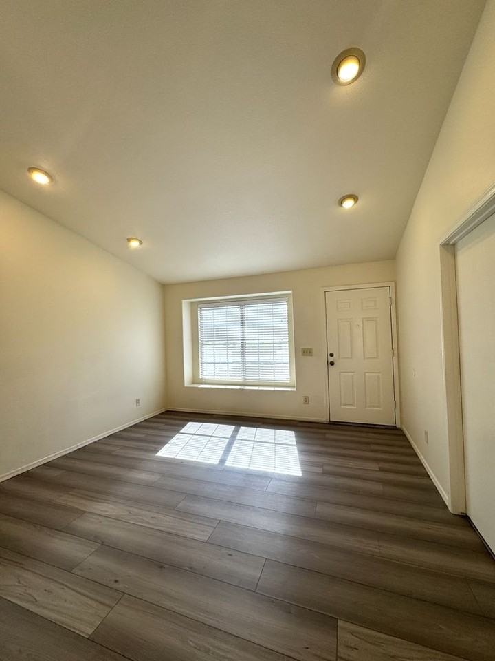 131 S Sean Dr - Photo 3 of 40