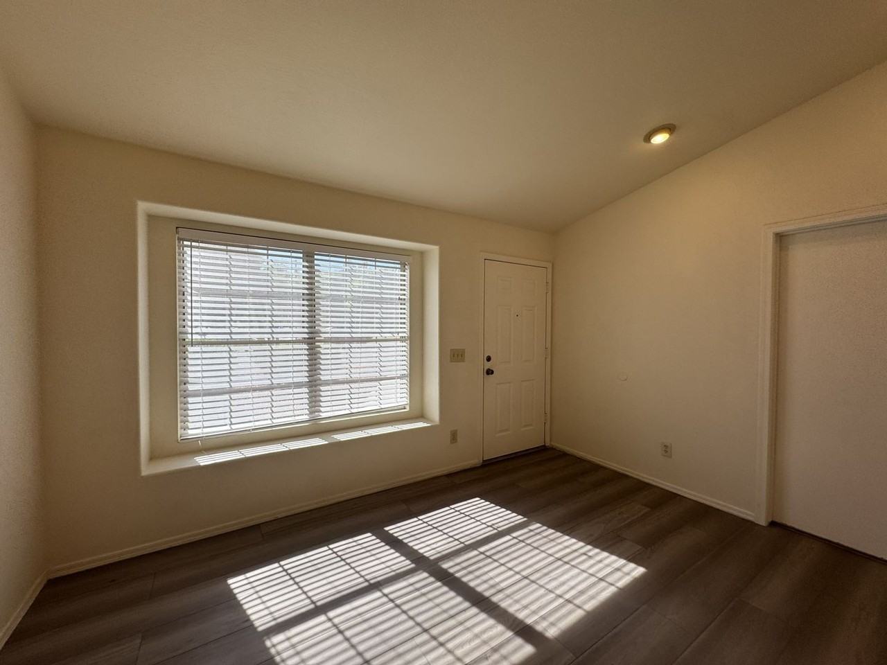 131 S Sean Dr - Photo 4 of 40