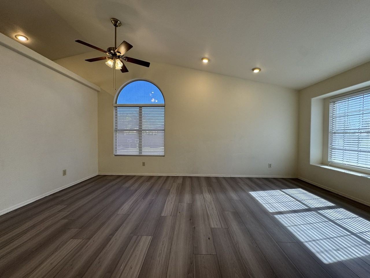 131 S Sean Dr - Photo 6 of 40