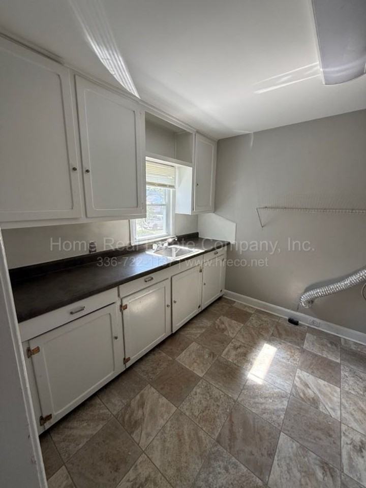3137 Luther St - Photo 3 of 8