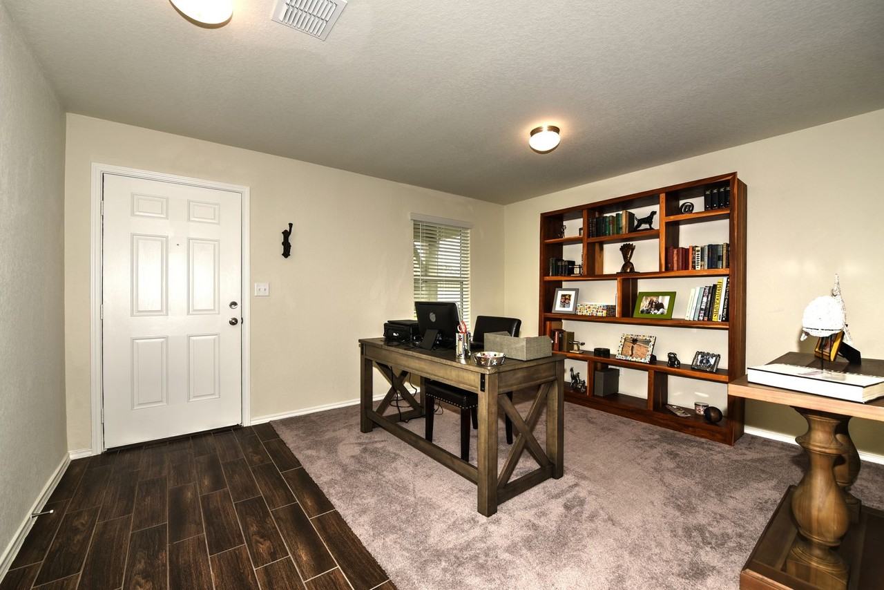 7807 Cottonwood Rdg - Photo 5 of 35