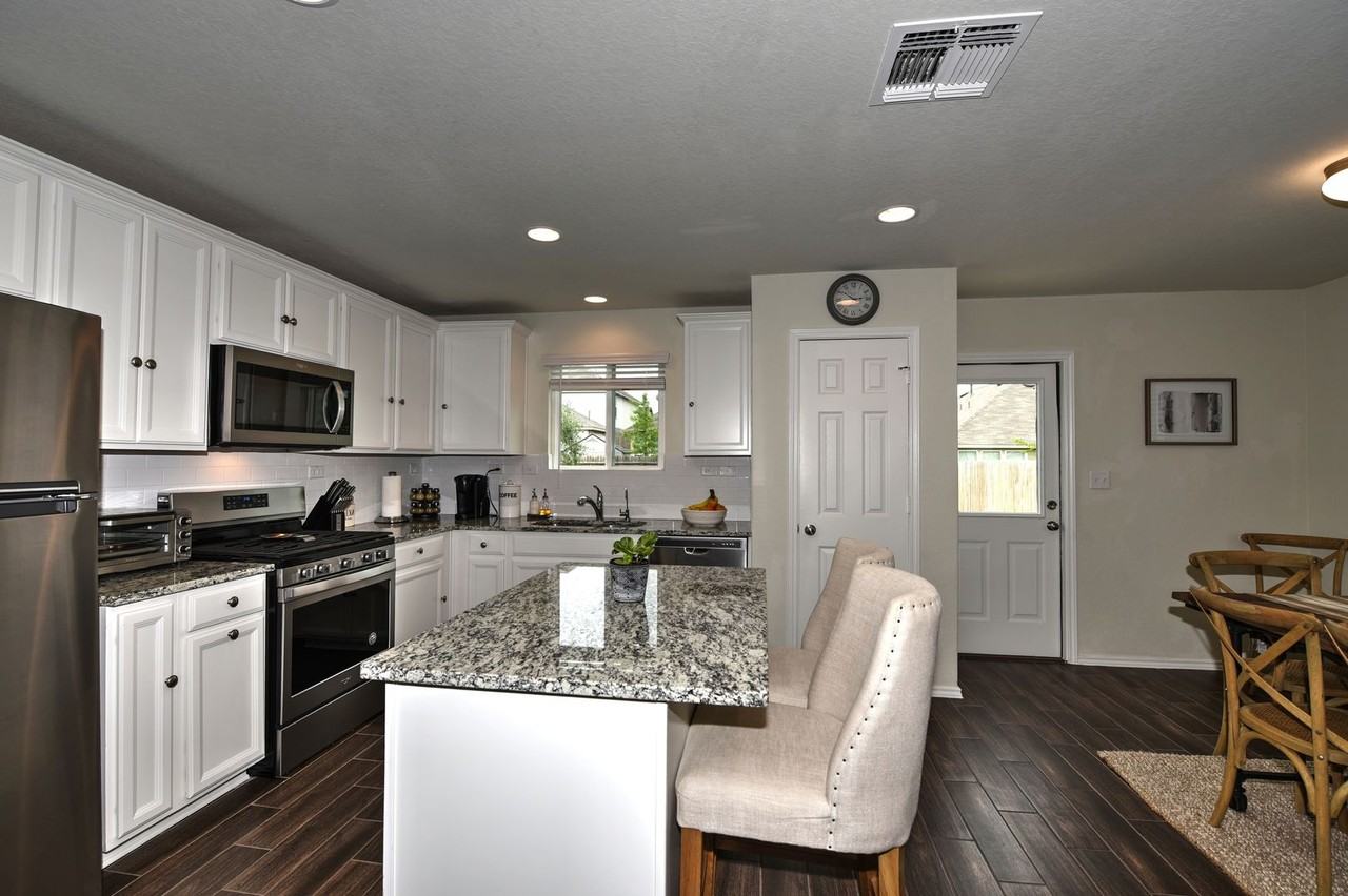 7807 Cottonwood Rdg - Photo 7 of 35