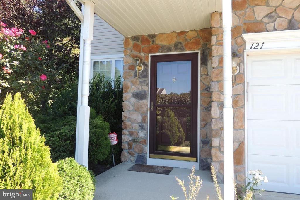 121 Chancellor Dr - Photo 2 of 20