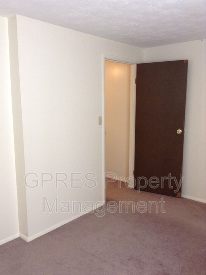 317 Garden Hill Dr - Photo 4 of 16
