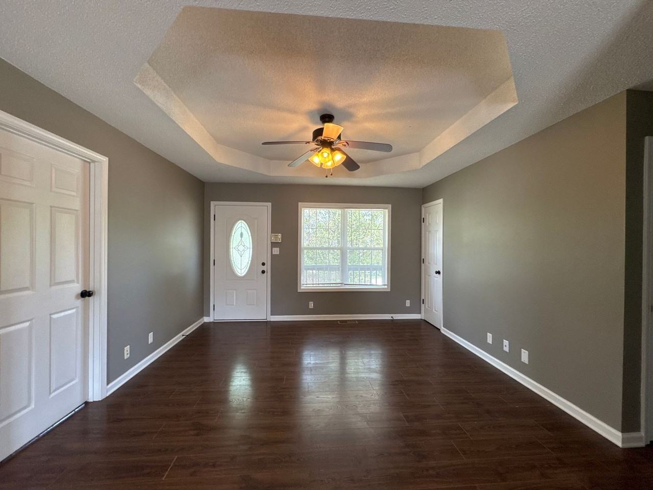 910 Applegrove Cir - Photo 2 of 17