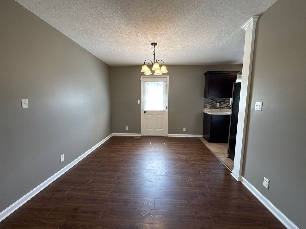 910 Applegrove Cir - Photo 3 of 17