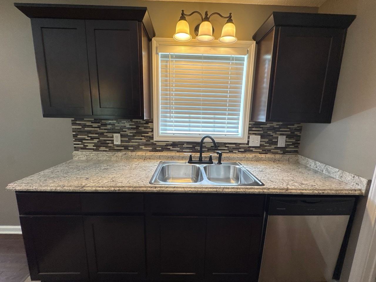 910 Applegrove Cir - Photo 4 of 17