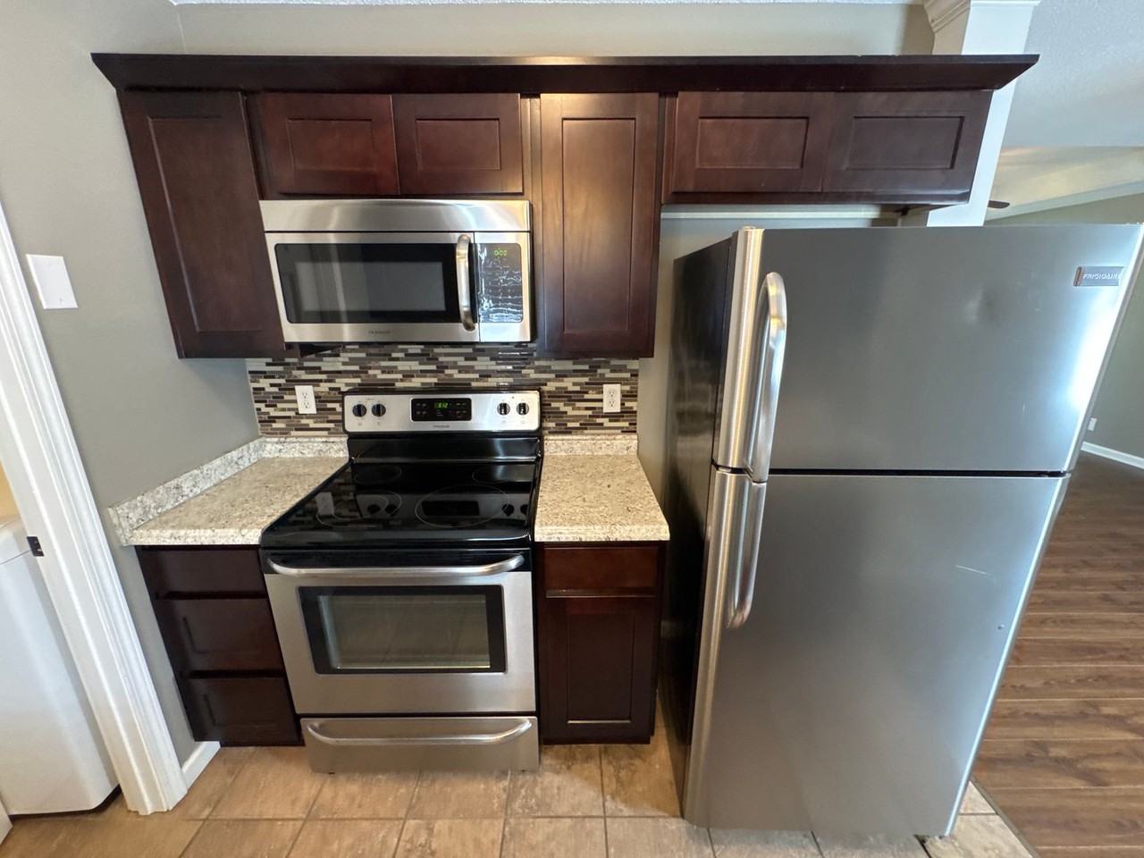 910 Applegrove Cir - Photo 5 of 17