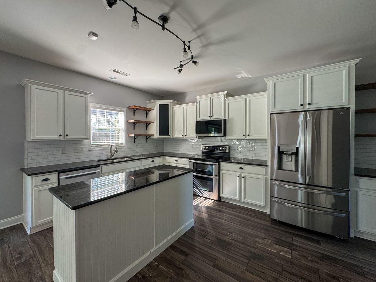 172 Huzzas Cir - Photo 5 of 42