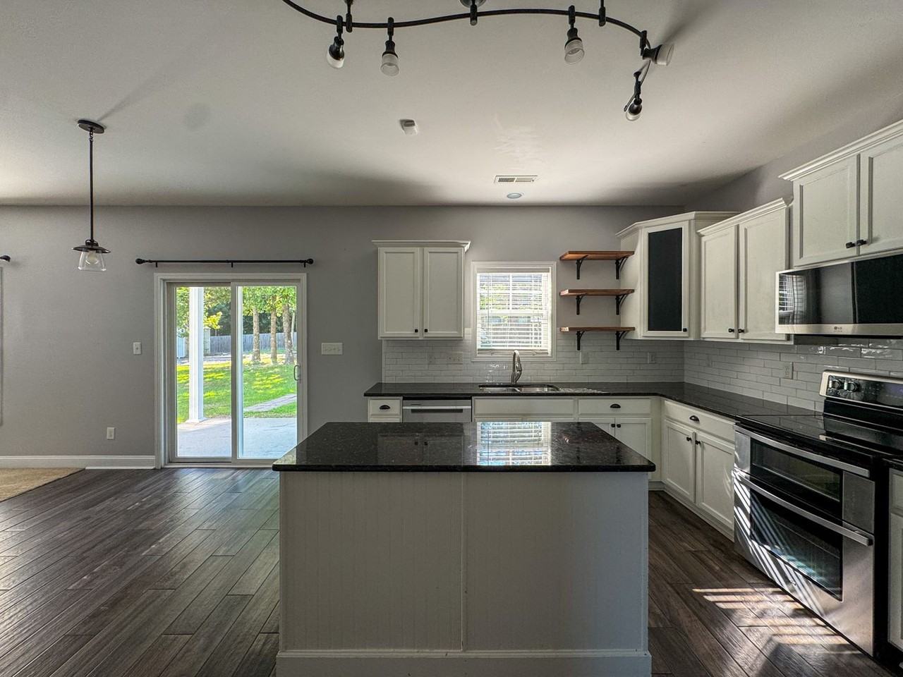 172 Huzzas Cir - Photo 7 of 42