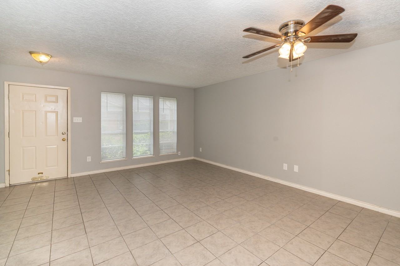 6606 Lexington Dr - Photo 3 of 24