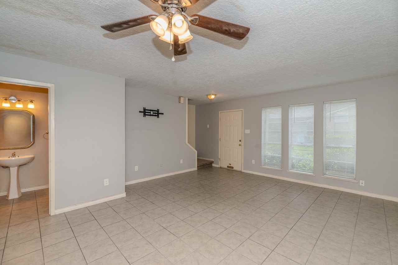 6606 Lexington Dr - Photo 4 of 24