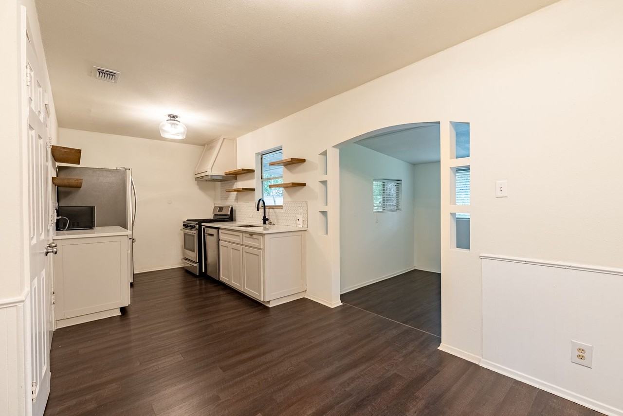6505 Pevensey Dr - Photo 4 of 17
