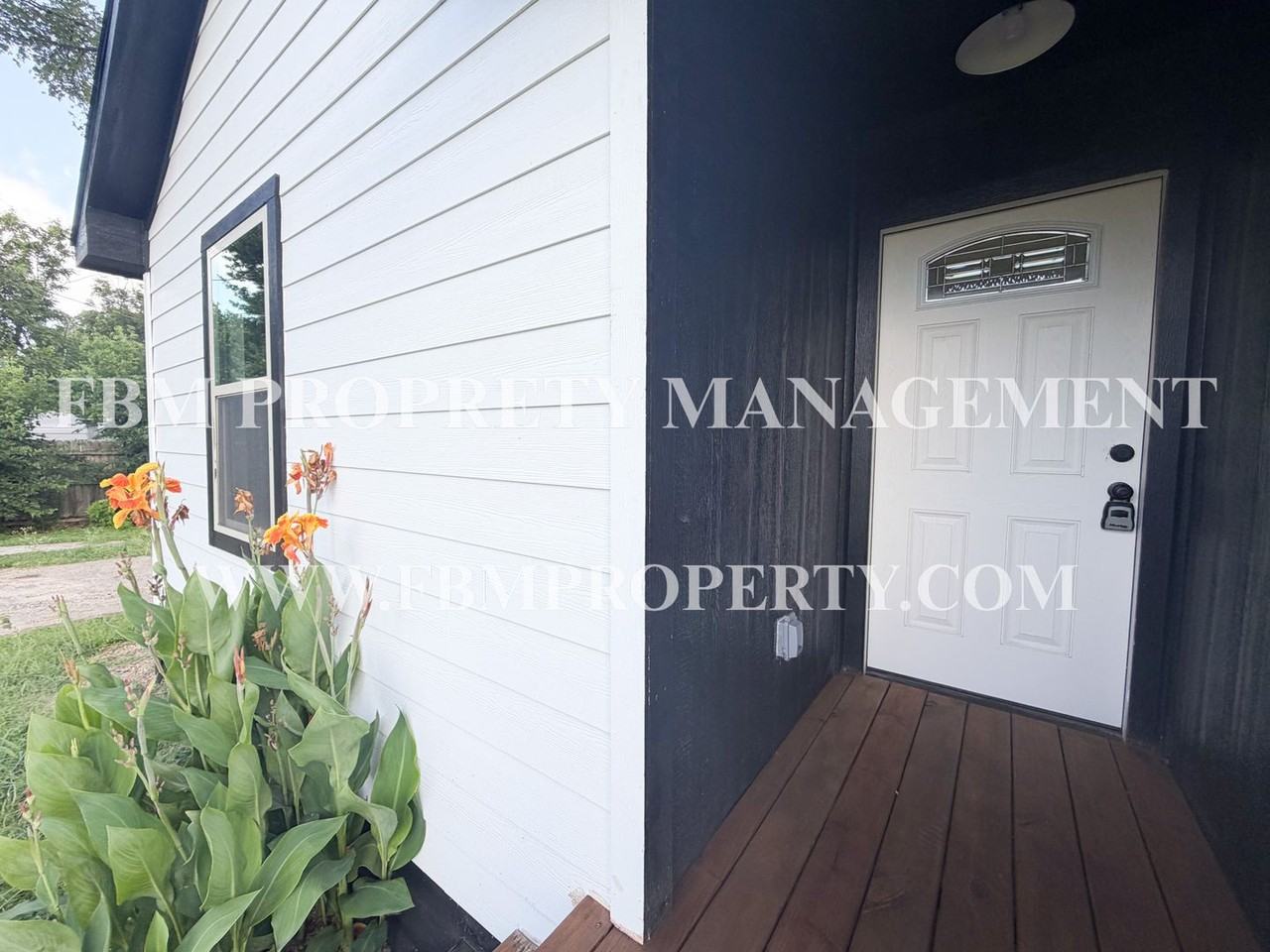 1017 S 8th St - Photo 2 of 15