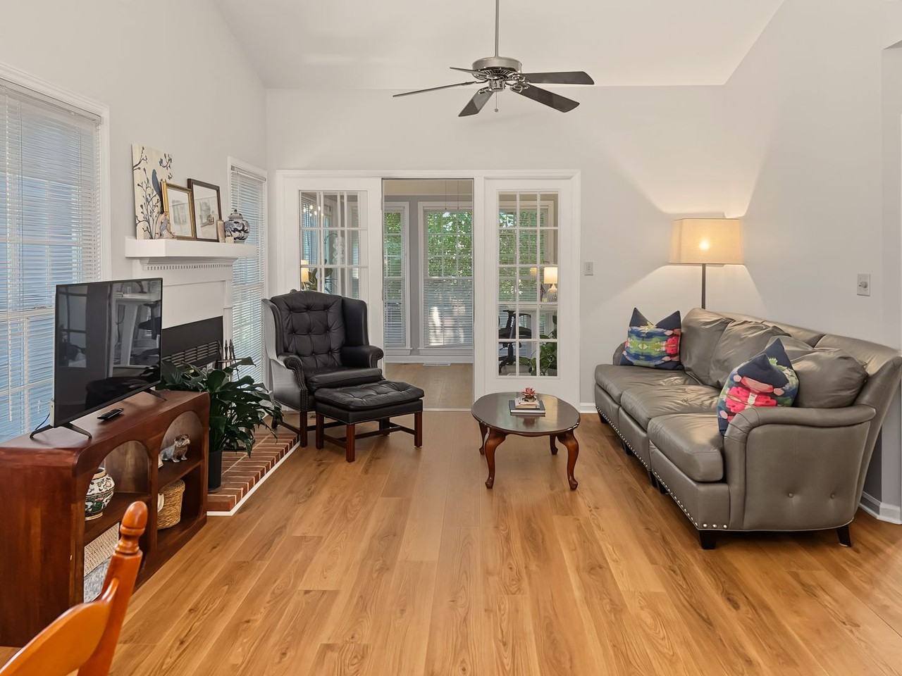 1101 Esher Ct - Photo 3 of 19