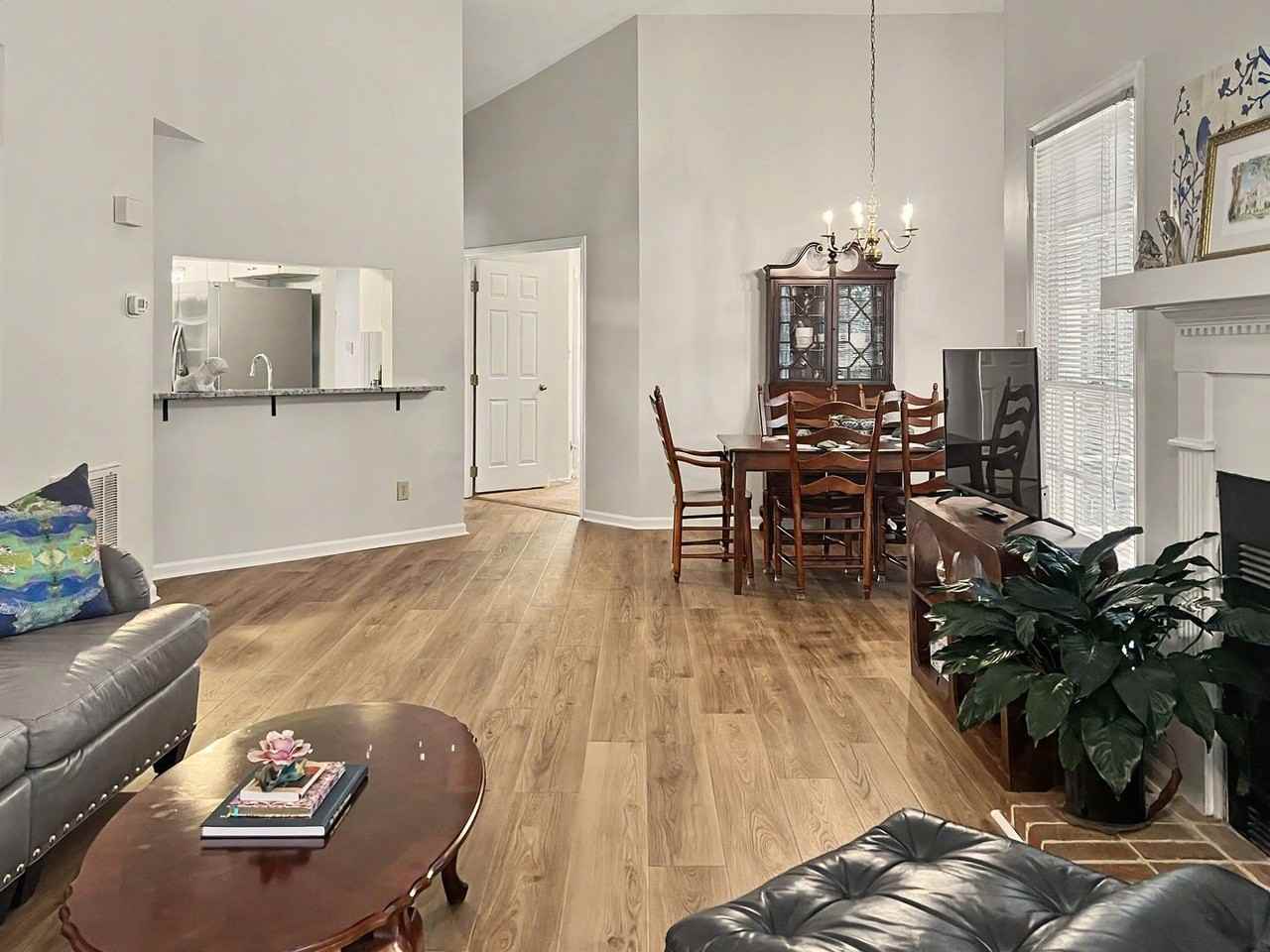 1101 Esher Ct - Photo 4 of 19