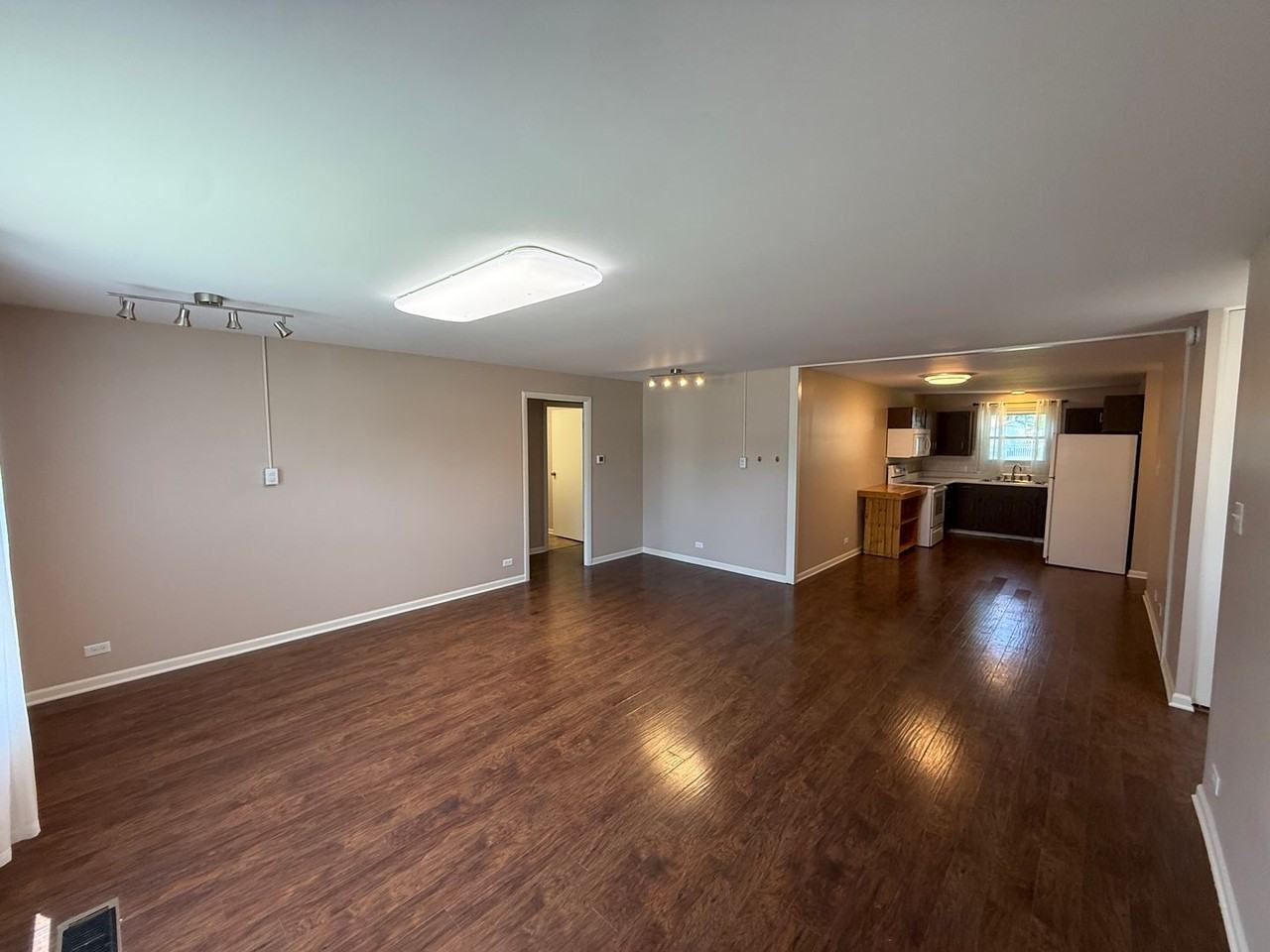 801 E Washington Center Rd - Photo 4 of 23