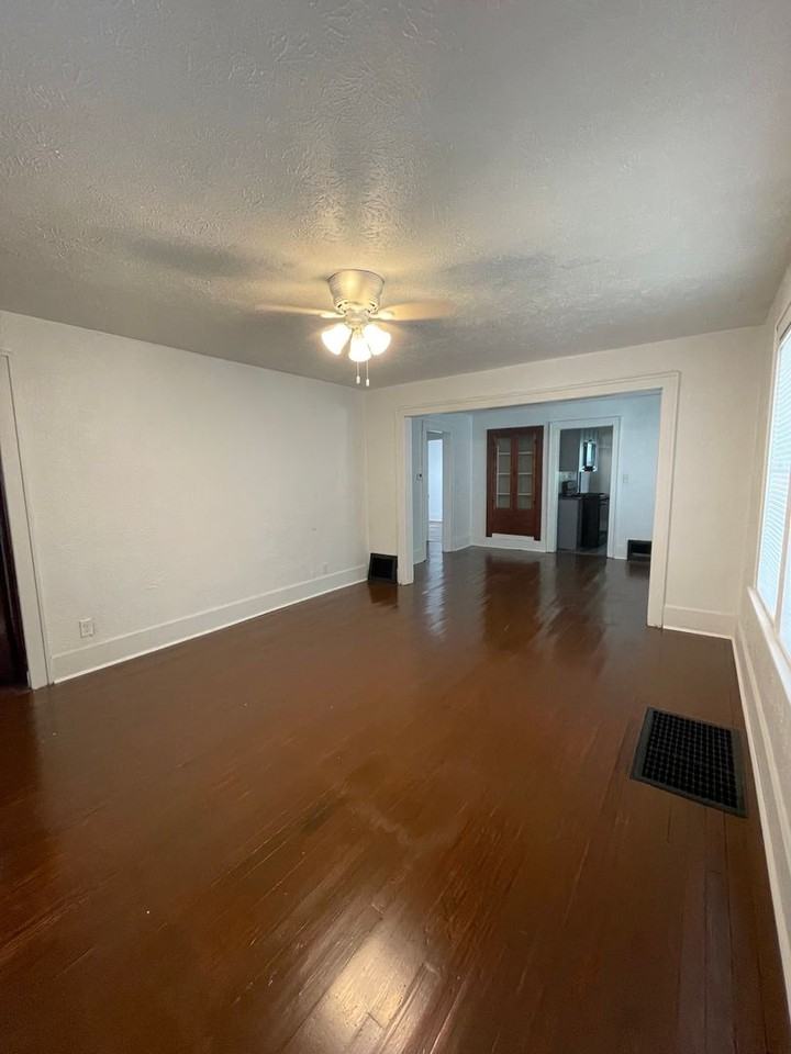 2805 Kossuth St - Photo 4 of 27