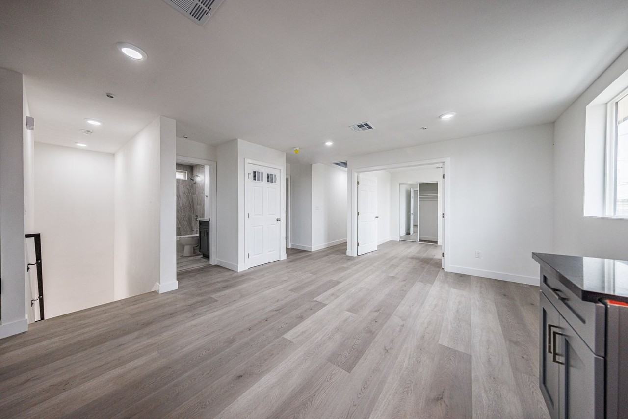 1617 W 55th St - Photo 3 of 32