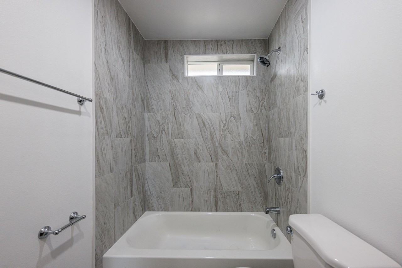 1617 W 55th St - Photo 6 of 32