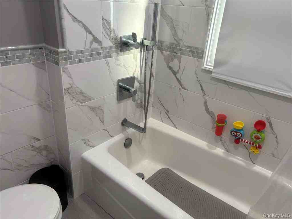34 Mclean Ave 2nd Fl - Photo 5 of 15