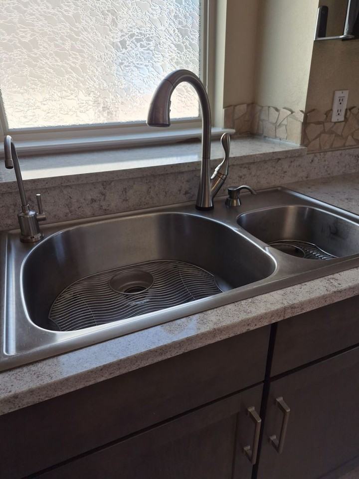9121 Ridgefield Ave Ne - Photo 2 of 50