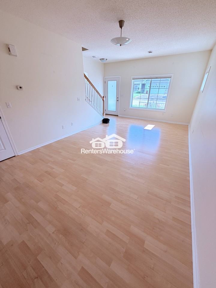 982 Crossing Way - Photo 5 of 17